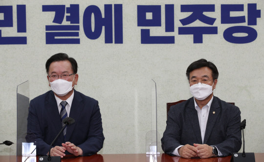 김부겸(왼쪽) 국무총리와 윤호중 더불어민주당 원내대표가 8일 서울 여의도 국회에서 재난지원금 지급 등 2차 추경안에 대해 논의하고 있다. 연합뉴스